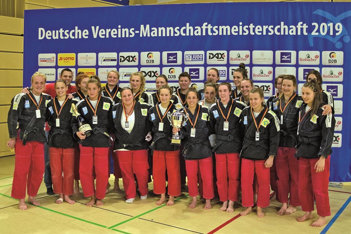 Silber gewonnen, nicht Gold verloren: Für Backnangs Judo-Frauen war auch Platz zwei durchaus ein Grund zur Freude.Foto: P. Averhage