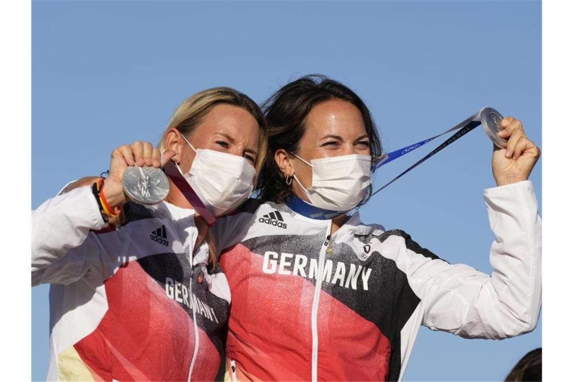 Silber-Seglerinnen: Tina Lutz und Susann Beucke bei der Siegerehrung. Foto: Bernat Armangue/AP/dpa