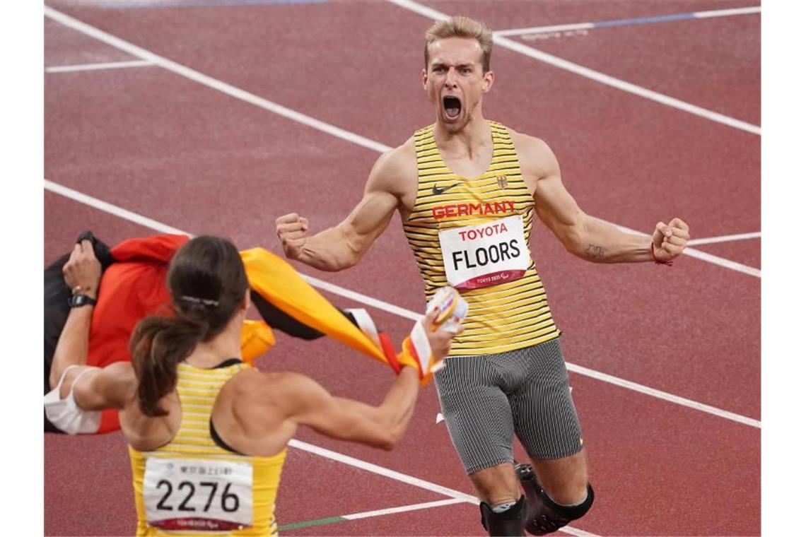 Der neue Pistorius: Floors schnellster Mann ohne Beine Silbermedaillen-Gewinnerin Irmgard Bensusan feiert Johannes Floors nach dessen Lauf zu Gold. Foto: Marcus Brandt/dpa