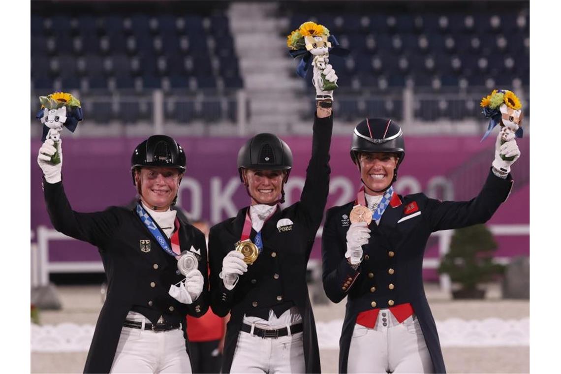 Silbermedaillen-Gewinnerin Isabell Werth (l-r), Siegerin Jessica von Bredow-Werndl und die drittplatzierte Charlotte Dujardin. Foto: Friso Gentsch/dpa