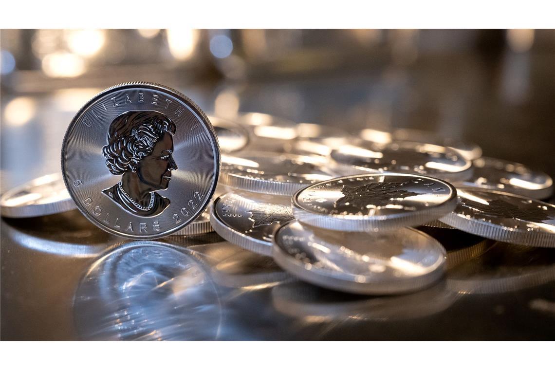 Silbermünzen wie die  "Maple Leaf" sind bei Sammlern gefragt. (Archivbild)