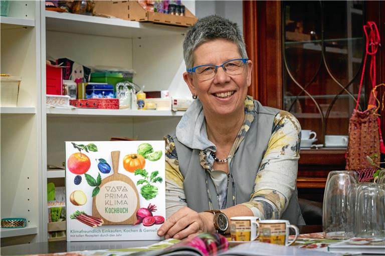 Silke Müller-Zimmermann hat schon viele Rezepte aus dem Kochbuch ausprobiert. Foto: A. Becher