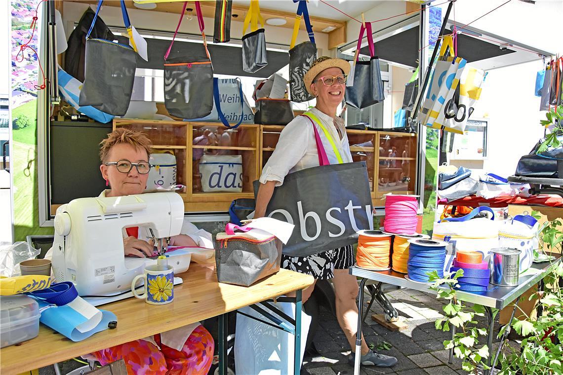 Silke Müller-Zimmermann (rechts) und Tina Unold verkaufen recycelte Taschen. Str...
