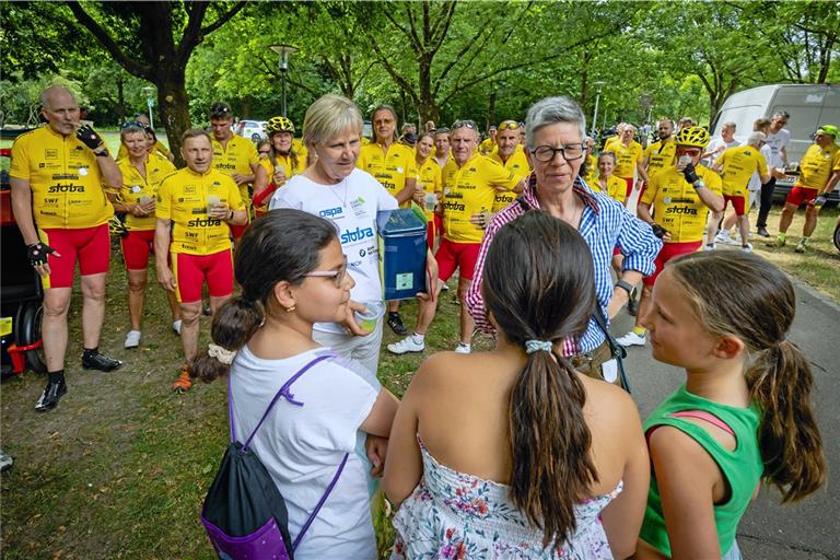 Silke Müller-Zimmermann und drei Schülerinnen überreichen Christiane Eichenhofer (hinten links) ihre Spenden. Foto: Alexander Becher