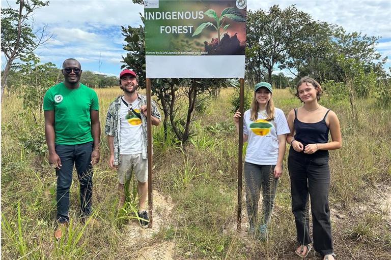 Silvan Vollmer und Laura Radatz (weiße Shirts) haben unter anderem die Mitarbeitenden Henry und Jule von der Organisation Scope Zambia in Lusaka besucht. Fotos: privat