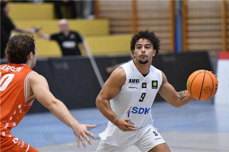 Silver Bieling erzielt am Sonntag seine ersten Punkte für die Basketballer des SV Fellbach.