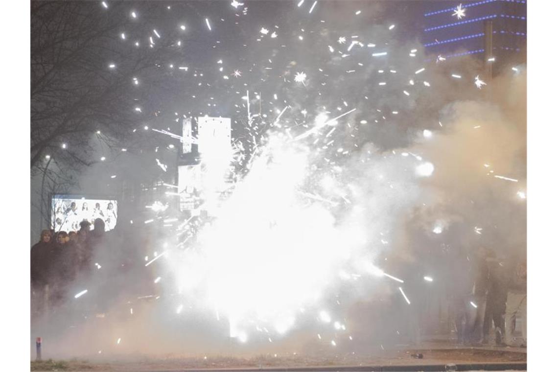 Verkaufsverbot von Feuerwerk: Darf ich trotzdem böllern? Silvester 2019 in Berlin: Böller und Raketen steigen in die Luft. Foto: Paul Zinken/dpa