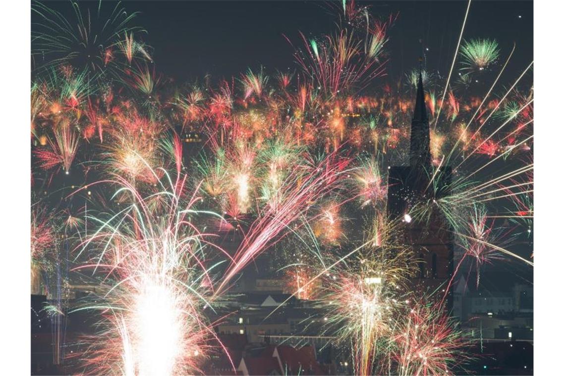 Silvester-Feuerwerk explodiert über der Marktkirche in Hannover. Foto: Julian Stratenschulte/dpa