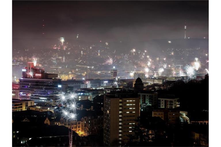 Silvester in Stuttgart. Foto: Christoph Schmidt/dpa