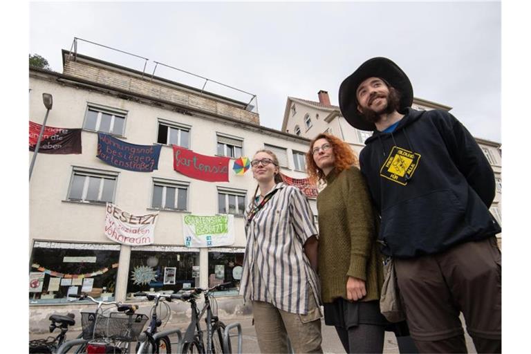 Silvia Grießl (l-r), Katja Mittelstädt und Jan Störmer stehen vor einem besetzten Haus in Tübingen. F. Foto: Marijan Murat/dpa