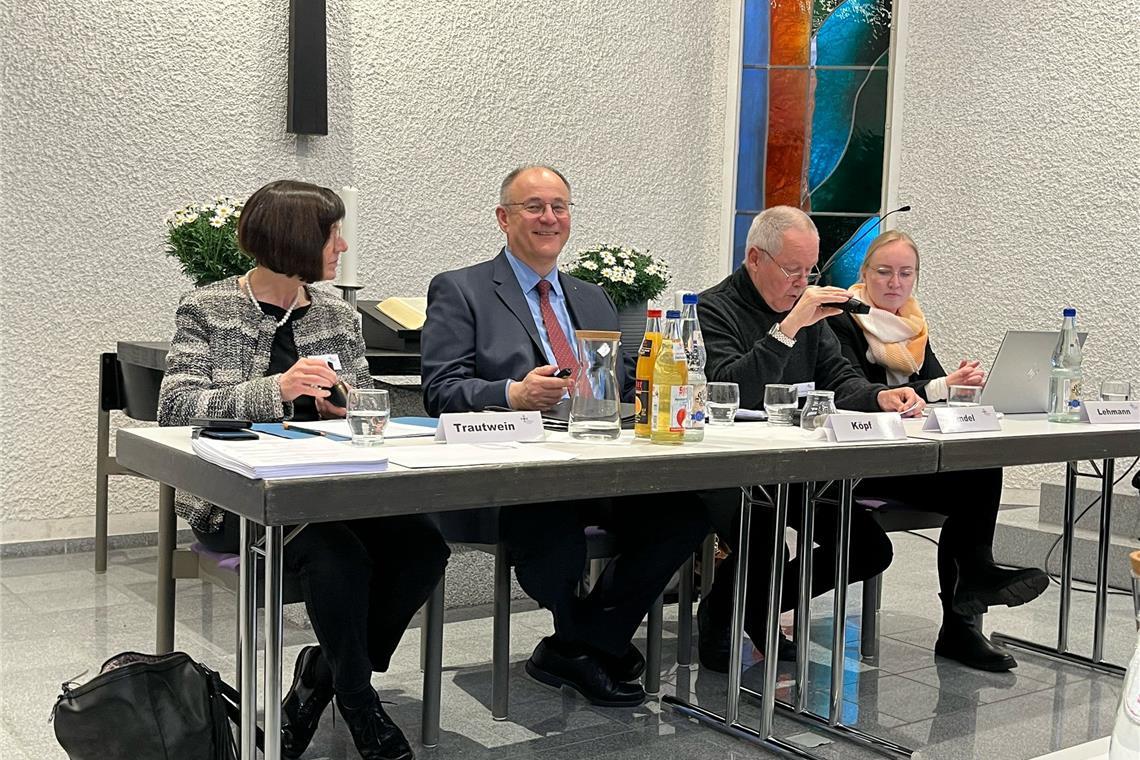 Mehr Nächstenliebe und großer Sparzwang Silvia Trautwein, Rainer Köpf, Dieter Handel und Tabea Lehmann (von links) sprechen auf dem Podium der Bezirkssynode. Foto: Martin Kaschler