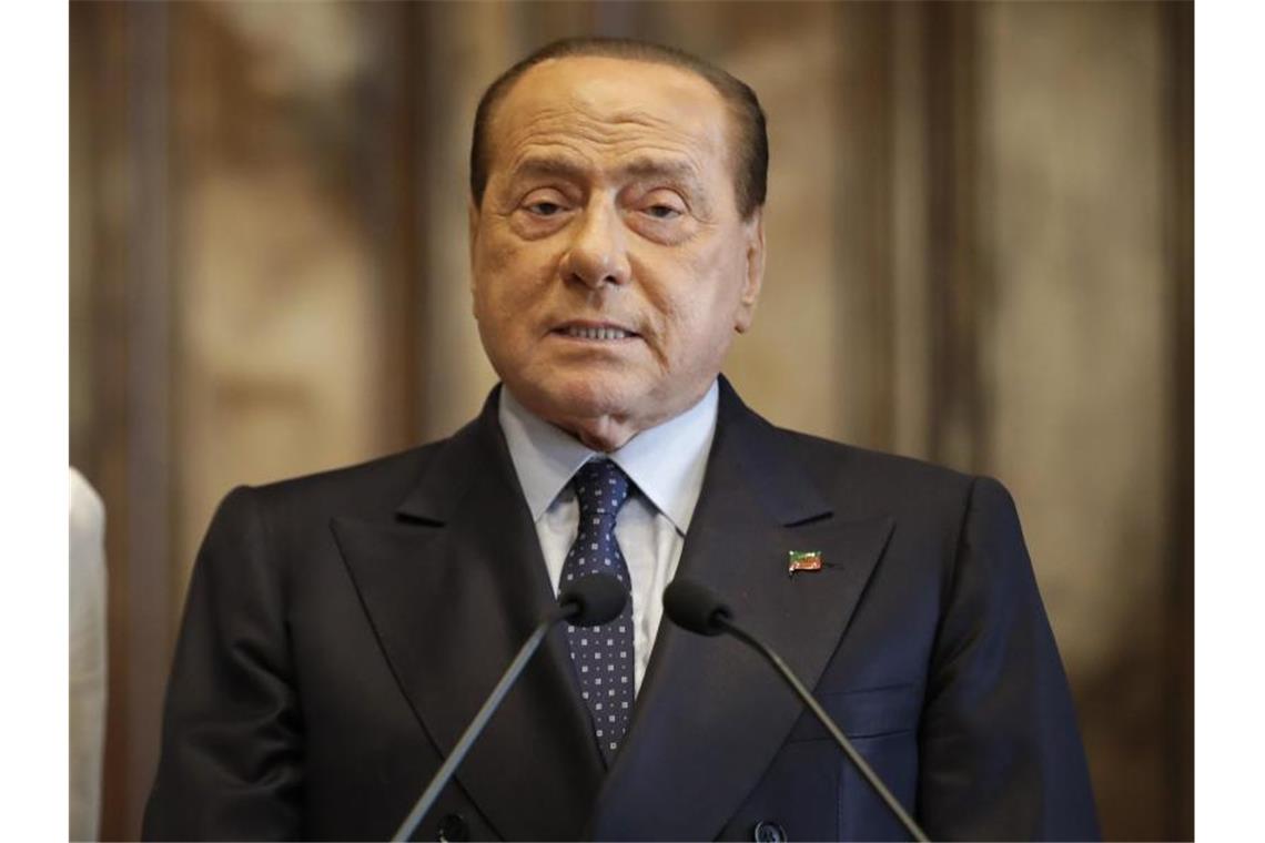 Silvio Berlusconi ist positiv auf das Coronavirus getestet worden. Foto: Alessandra Tarantino/AP/dpa
