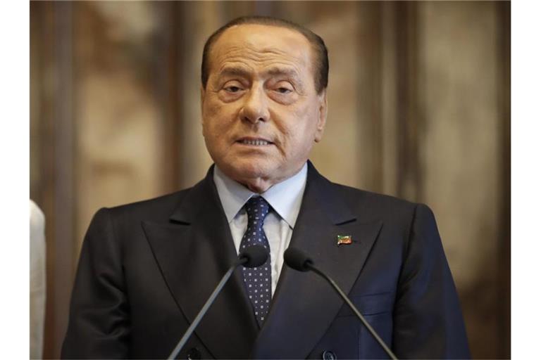 Silvio Berlusconi ist positiv auf das Coronavirus getestet worden. Foto: Alessandra Tarantino/AP/dpa