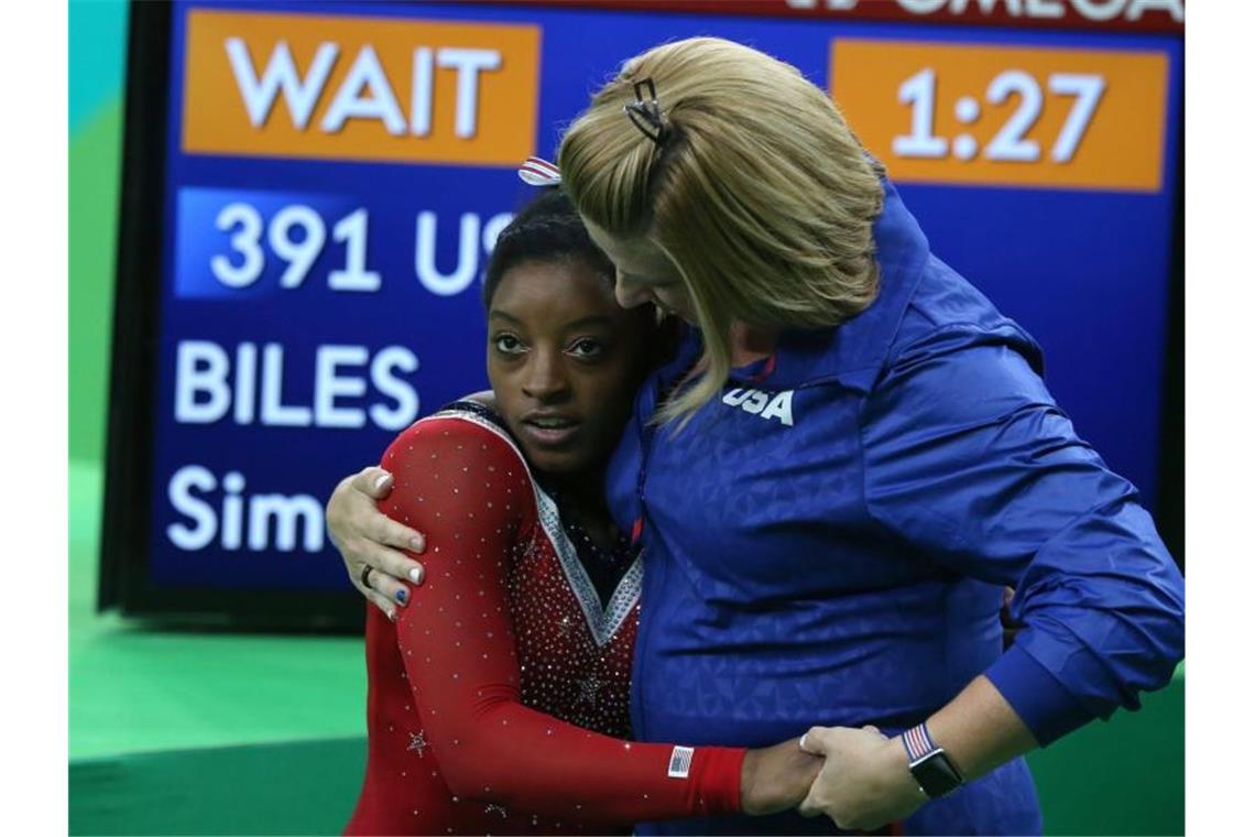 Simon Biles (l) bei den Olympischen Spielen 2016. Foto: How Hwee Young/epa/dpa