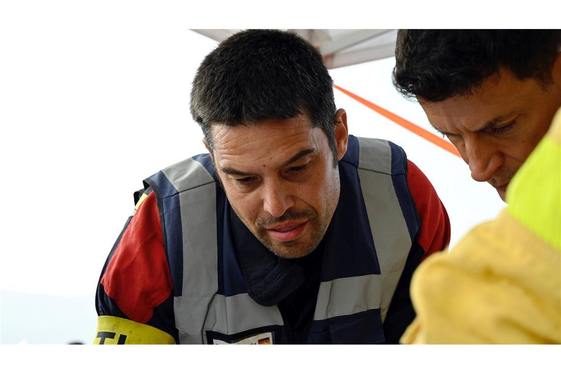 Tränen zum Abschied: Deutsche Feuerwehrleute auf Heimreise Simon Friz (links), Teamleiter der insgesamt 67 Feuerwehrleute aus Bonn, Düsseldorf und Celle, die bei der Bekämpfung schwerer Waldbrände in Spanien geholfen haben, bei einer Einsatzbesprechung. Für die Deutschen ging es auch darum, das Wissen ihrer südeuropäischen Kollegen mit nach Deutschland zu nehmen. (Archivbild)