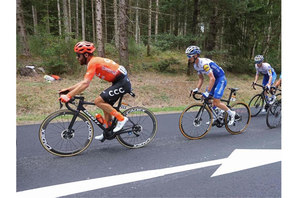 Kämna verpasst knapp Erfolg bei 13. Etappe - Martinez siegt Simon Geschke (l) im Verfolgerfeld komplettierte als Siebter das gute deutsche Ergebnis der 13. Etappe. Foto: Kenzo Tribouillard/AFP/dpa