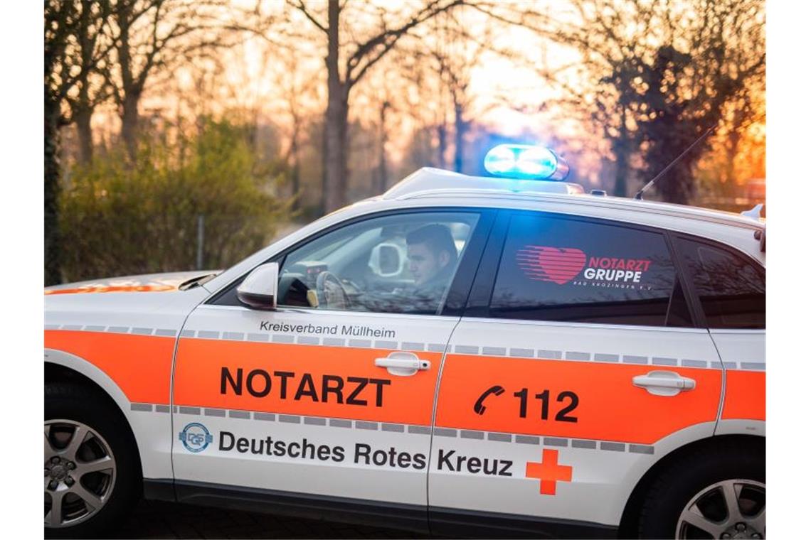 Simon Manninger, Notfallsanitäter des Deutschen Roten Kreuz DRK, ist mit seinem Notarztwagen ist im Einsatz. Foto: Philipp von Ditfurth/dpa/Archivbild