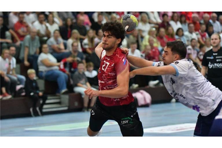 Simon Merz (mit Ball) steuert am Freitagabend vier Treffer zum Auswätssieg der Oeffinger Handballer bei.