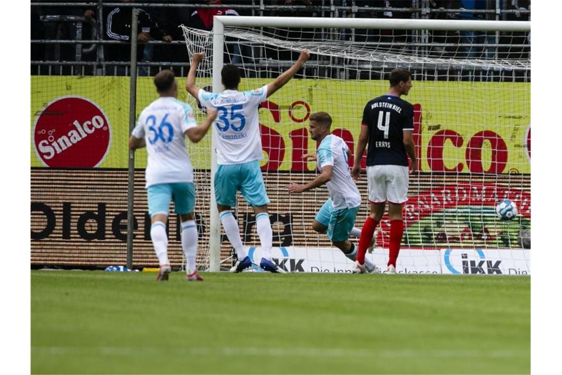 Simon Terodde (3.v.l.) machte die ersten beiden Schalker Tore in Kiel. Foto: Frank Molter/dpa