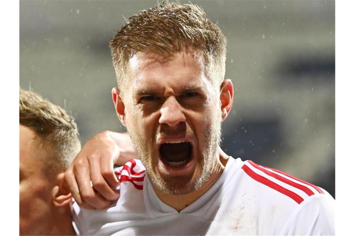 „Bierchen“ für „Maschine“ Terodde: HSV siegt auch beim KSC Simon Terodde bejubelt seinen Treffer. Foto: Uli Deck/dpa