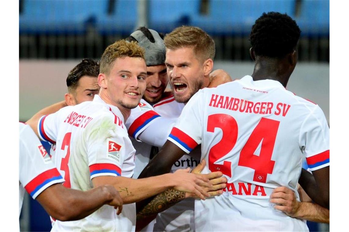 Simon Terodde (M) war der gefeierte Mann beim HSV-Sieg gegen Düsseldorf. Foto: Daniel Bockwoldt/dpa