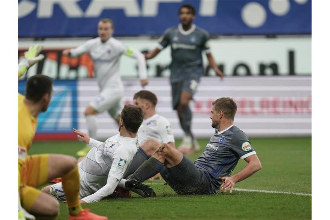 Kiel Tabellenführer - Terodde rettet HSV den Sieg Simon Terodde (r) schoss den HSV zum Sieg. Foto: Thomas Frey/dpa