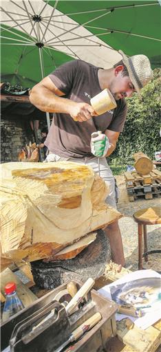 Simon Umlauf arbeitet an einem liegenden Löwen. Foto: A. Becher