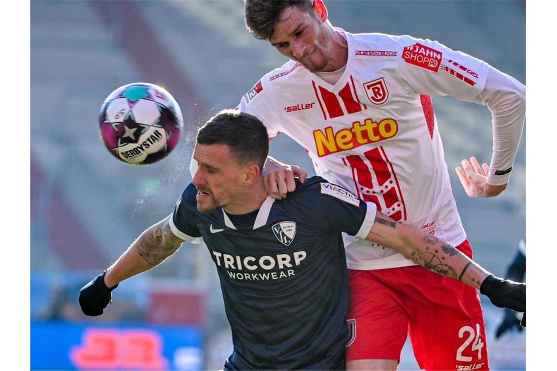 HSV bleibt Spitzenreiter - Bochum rückt auf Simon Zoller (l) brachte Bochum in Regensburg auf die Siegerstraße. Foto: Armin Weigel/dpa