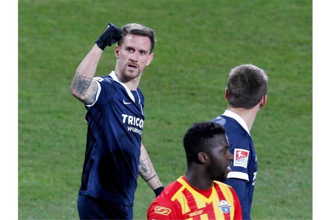 Simon Zoller (l) sorgte beim Bochumer Heimsieg gegen Paderborn für den Endstand. Foto: Roland Weihrauch/dpa