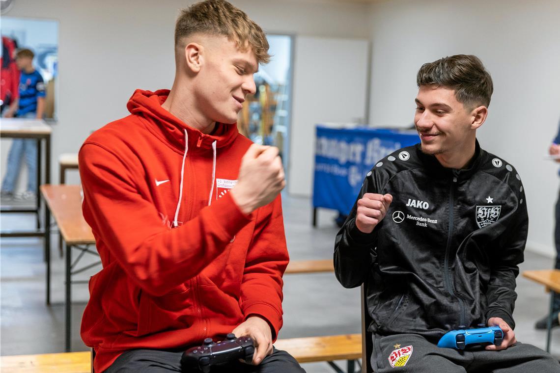 E-Sportler Simon Zügel und Jannick Maurer befinden sich in Wartestellung