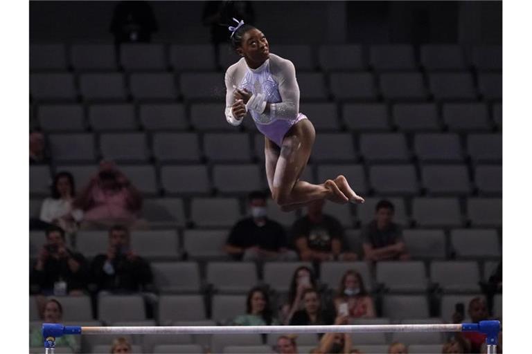 Simone Biles bei ihrer Kür am Stufenbarren. Foto: Tony Gutierrez/AP/dpa