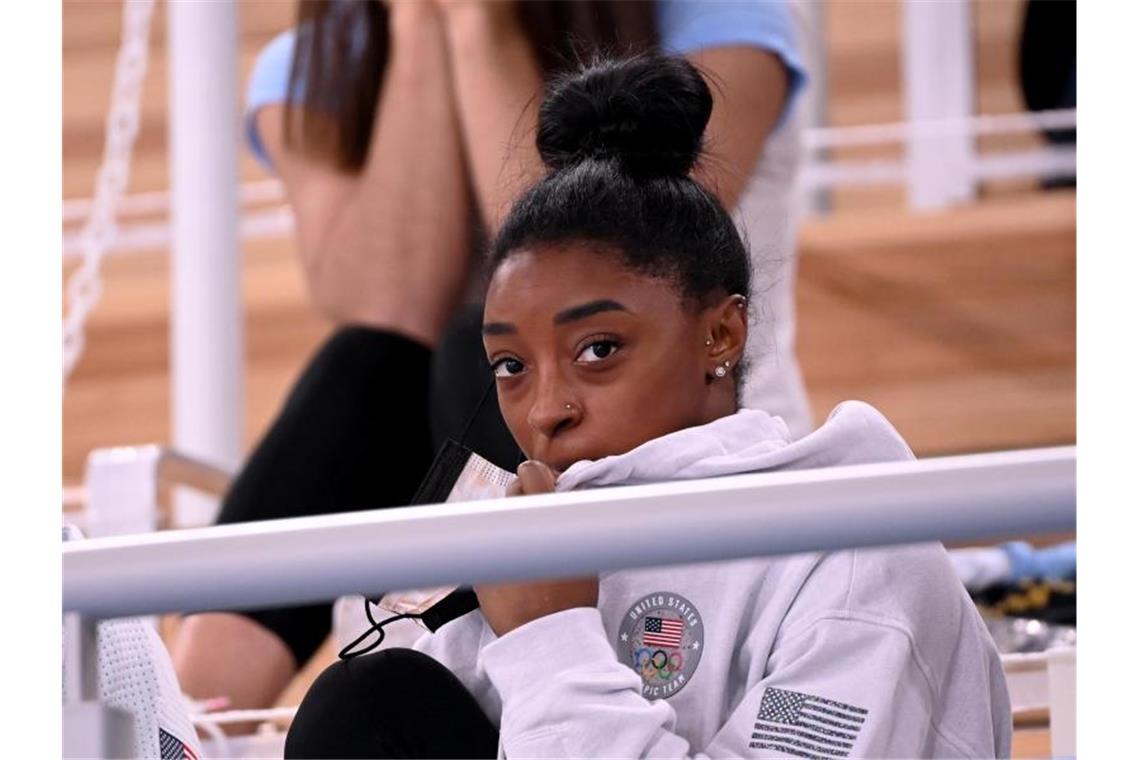 Simone Biles hat den Sieg ihrer Teamkollegin Lee als Zuschauerin verfolgt. Foto: Marijan Murat/dpa