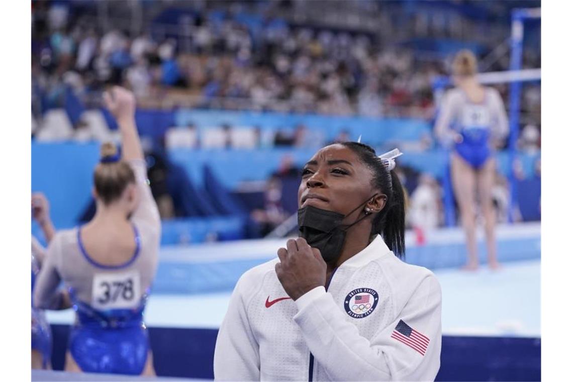Das war die Olympia-Nacht Simone Biles musste den Wettkampf vorzeitig abbrechen. Foto: Gregory Bull/AP/dpa