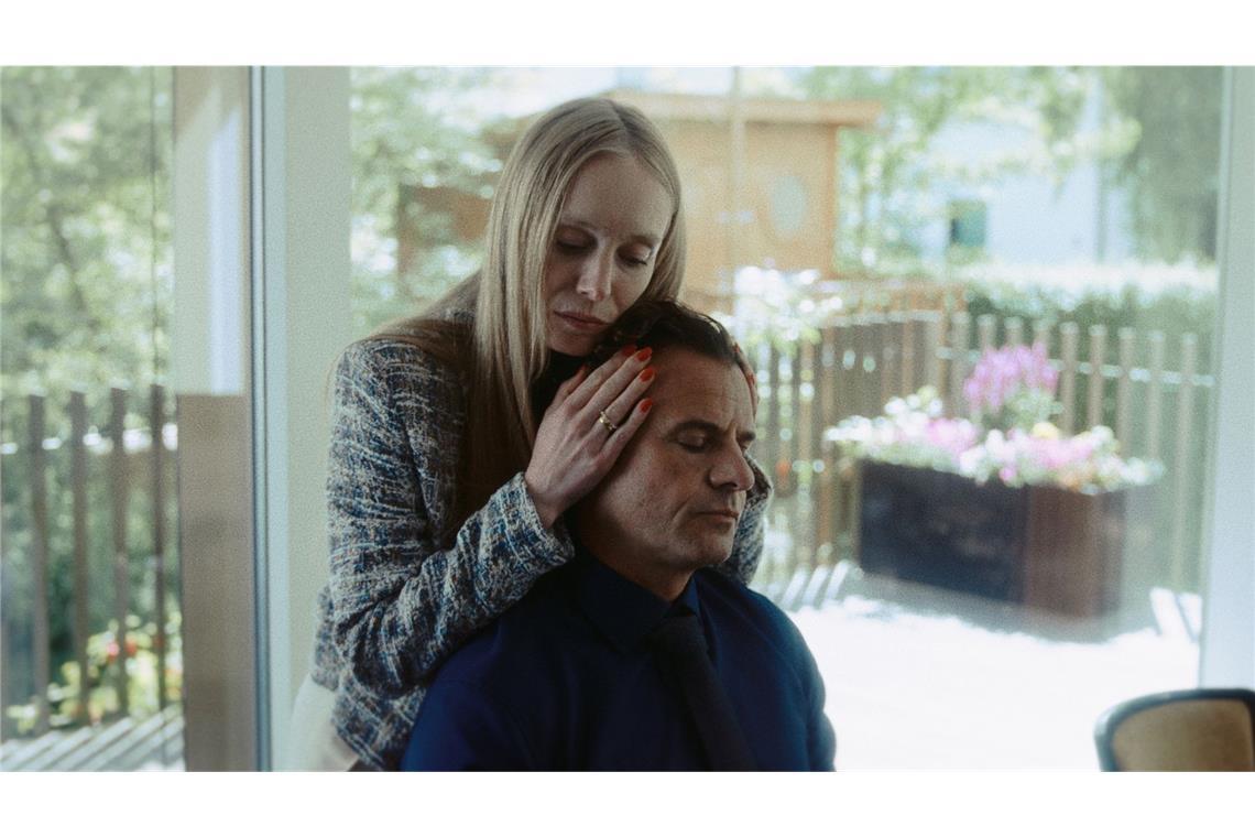 Simone Böttcher (Katharina Heyer ) tröstet ihren Mann Steffen (Stephan Luca), der vor einem Untersuchungsausschuss Rede und Antwort stehen muss.