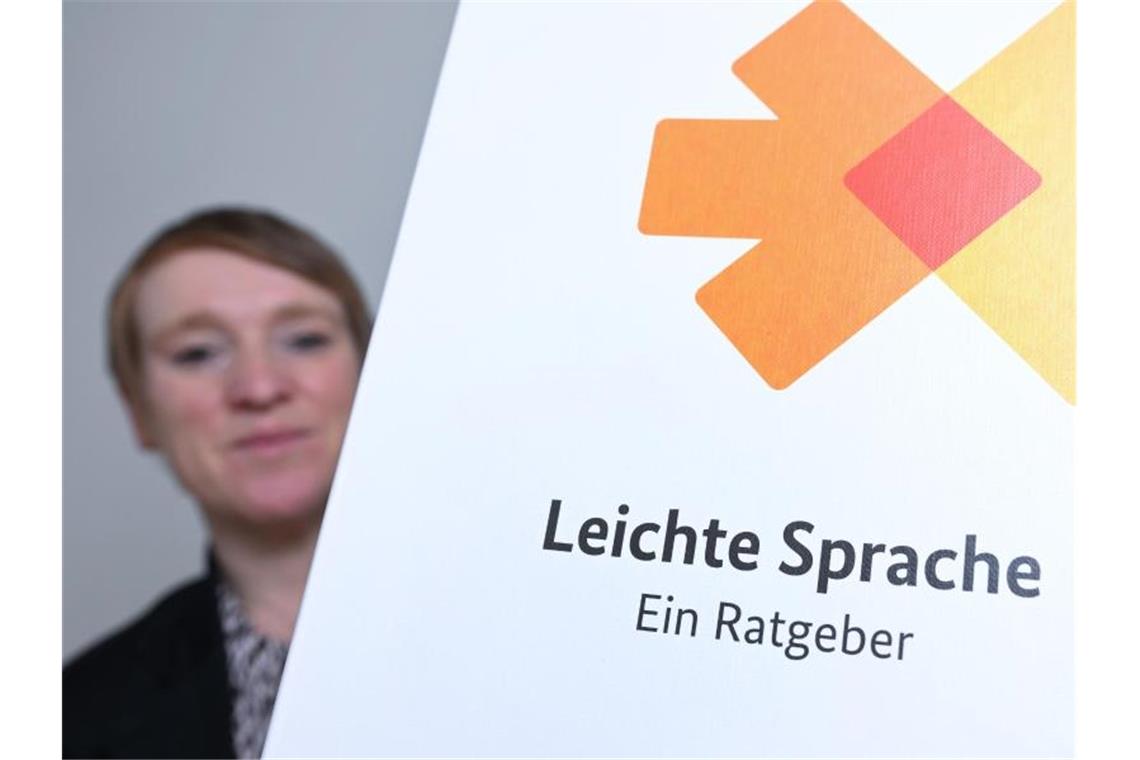 Viele Behörden übersetzen Schreiben in „leichte Sprache“ Simone Fischer, die Behindertenbeauftragte des Landes Baden-Württemberg sitzt in ihrem Büro neben einer Broschüre zum Thema leichte Sprache. Foto: Bernd Weißbrod/dpa