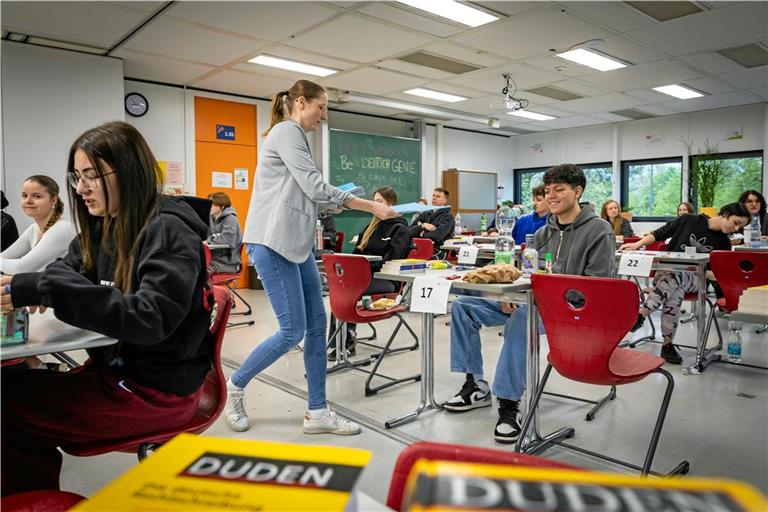 Simone Kupka teilt im Klassenzimmer die Prüfungsaufgaben für den Deutschleistungskurs aus. Foto: Alexander Becher