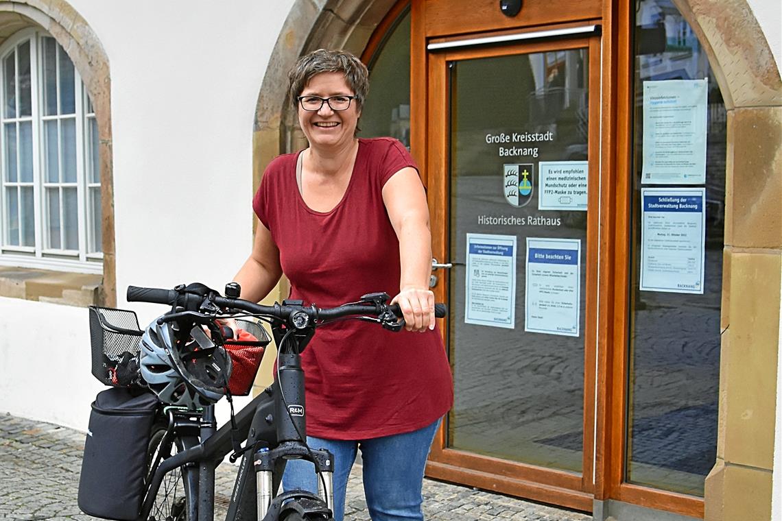 Simone Lebherz engagiert sich auch privat für den Klimaschutz. Für die Fahrt zur Arbeit von Fellbach nach Backnang nimmt sie meistens ihr E-Bike. Foto: Tobias Sellmaier