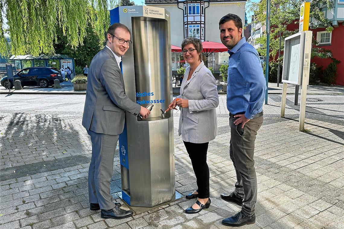 Simone Lebherz war an vielen Fronten aktiv: Hier bei der Eröffnung eines Trinkbrunnens mit OB Maximilian Friedrich und Stadtwerkechef Thomas Steffen. Archivfoto: Stadt Backnang