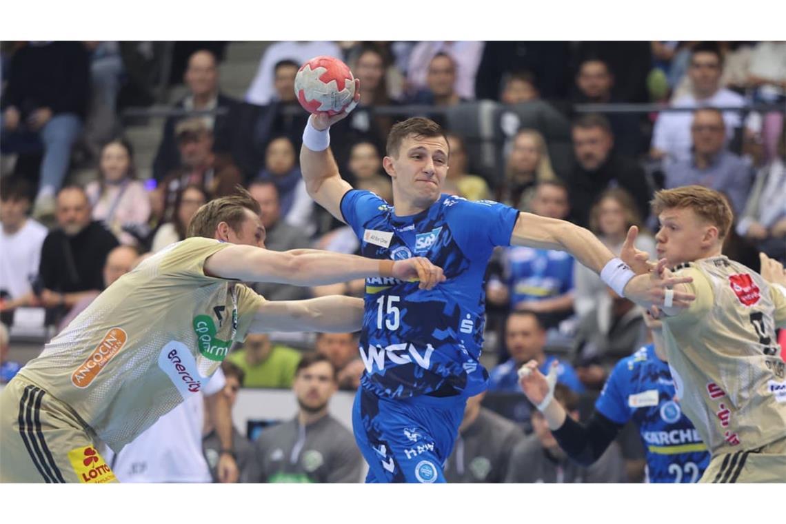Simone Mengon (Mitte) ist wichtiger Part im Spiel des Handball-Bundesligisten TVB Stuttgart.