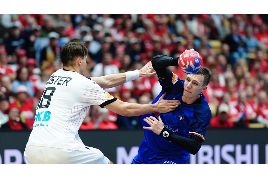 TVB Stuttgart bestätigt Wechsel von Simone Mengon Simone Mengon (re.) im Duell mit Julian Köster bei der WM im Dress der italienischen Nationalmannschaft, die künftig Bob Hanning trainieren soll.