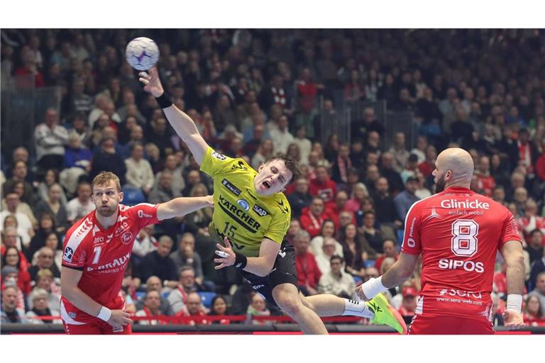 Simone Mengon und seine Mitspieler vom TVB Stuttgart zeigen im Spiel bei der MT Melsungen große Abschlussschwächen.