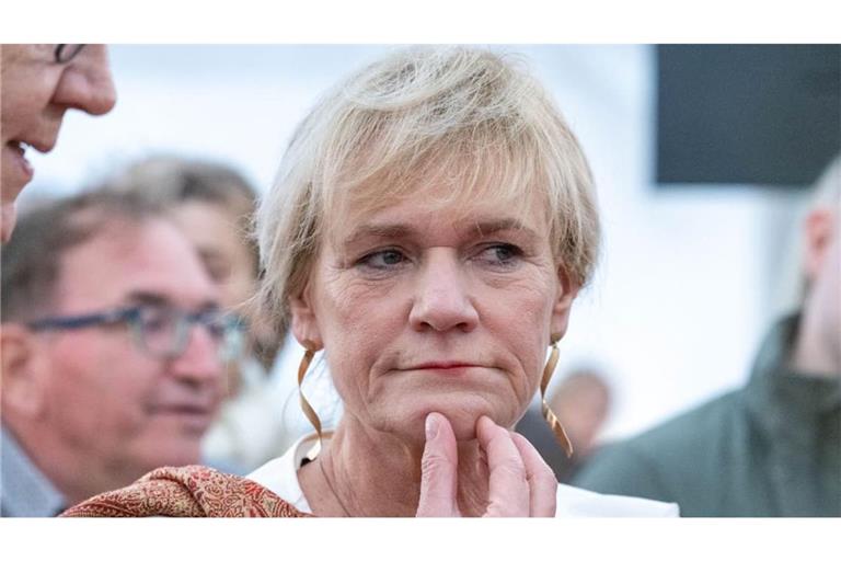 Simone Oldenburg (Die Linke, m), Spitzenkandidatin für die Landtagswahl, reagiert auf die ersten Prognosen bei der Wahlparty der Partei.
