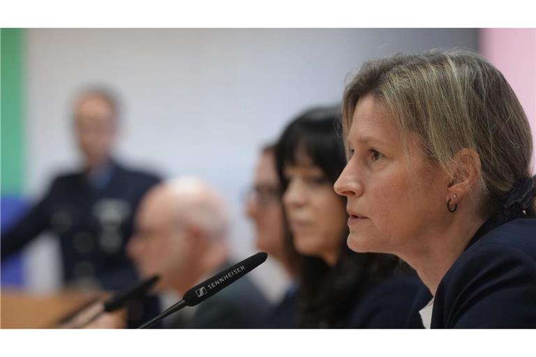 Simone Roeder von der Kripo Koblenz spricht bei der Pressekonferenz über die Ermittlungen.