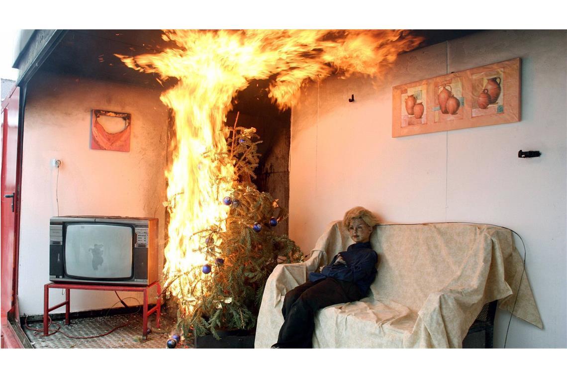 Simulation eines Wohnungsbrandes verursacht durch einen Weihnachtsbaum in München (Archivfoto).