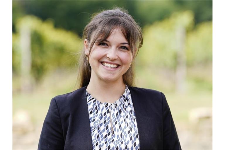 Sina Erdrich (Baden), Kandidatin bei der Wahl zur Deutschen Weinkönigin, steht vor einem Weinberg. Foto: Uwe Anspach/dpa