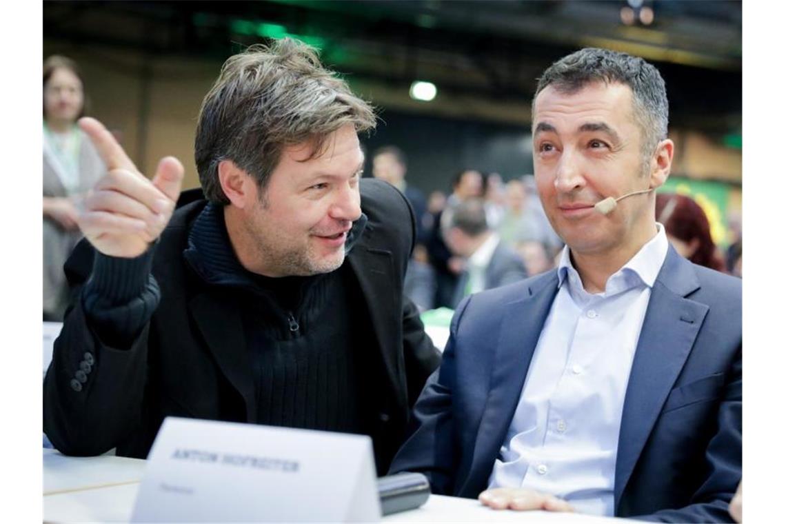Özdemir soll Agrarminister werden - Hofreiter nicht dabei Sind als Bundesminister vorgesehen: Robert Habeck (l) und Cem Özdemir (Archivbild). Foto: Kay Nietfeld/dpa