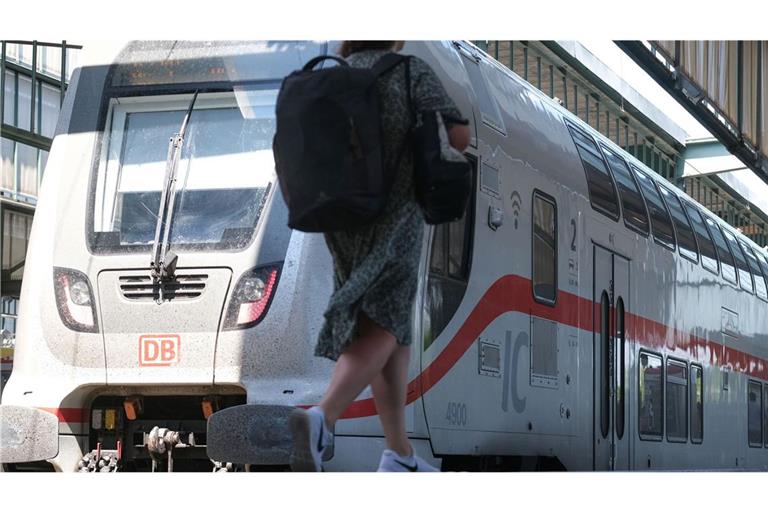 Sind am Ende die Kundinnen und Kunden die Leidtragenden der Bahn-Kürzungen? Hier in Stuttgart