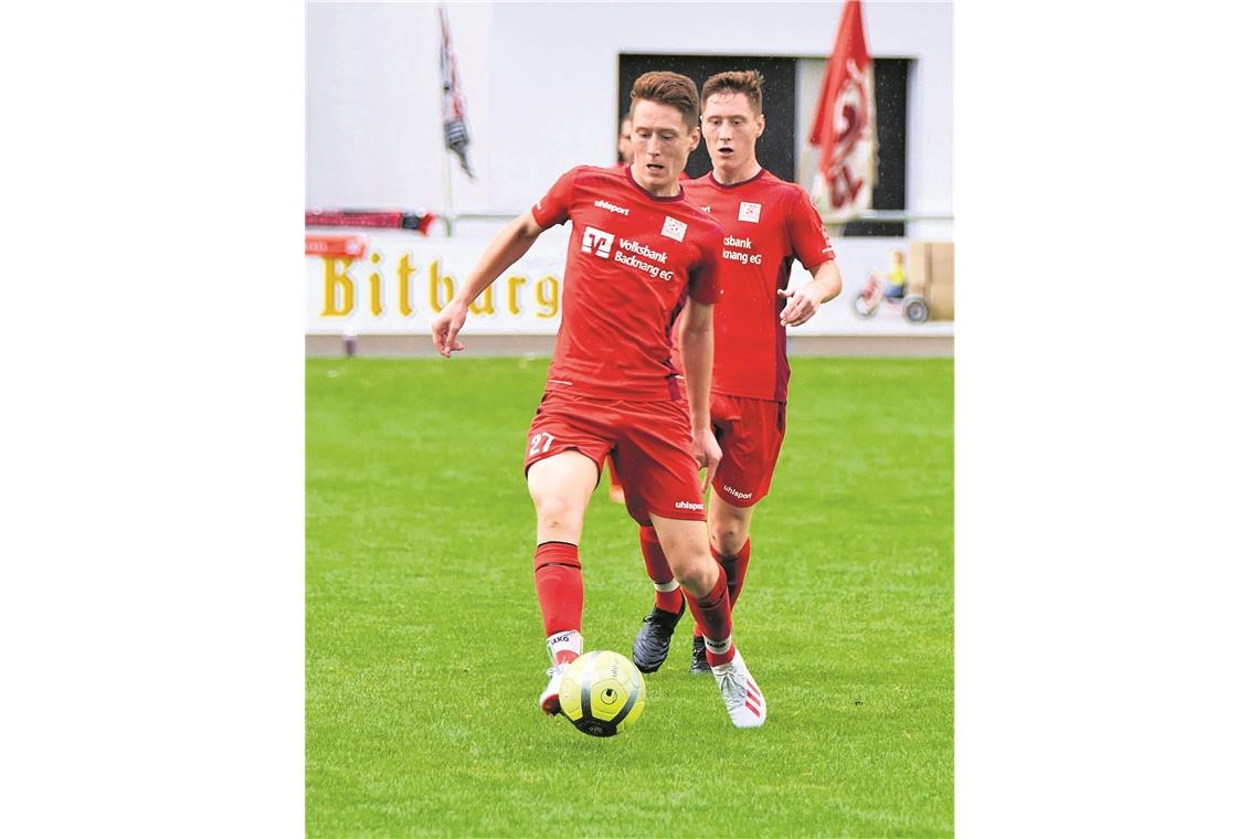 Sind auch in den nächsten beiden Jahren zusammen für die TSG Backnang am Ball: Offensivmann Loris Maier (vorne) und sein Zwillingsbruder Leon Maier. Foto: T. Sellmaier