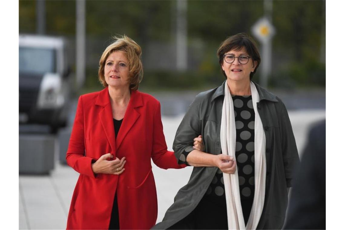 Kanzlerwahl in Nikolauswoche geplant Sind bei den Koalitionsverhandlungen auch mit von der Partie: Die Sozialdemokratinnen Malu Dreyer (l.), Ministerpräsidentin von Rheinland-Pfalz, und die SPD-Vorsitzende Saskia Esken. Foto: Christophe Gateau/dpa