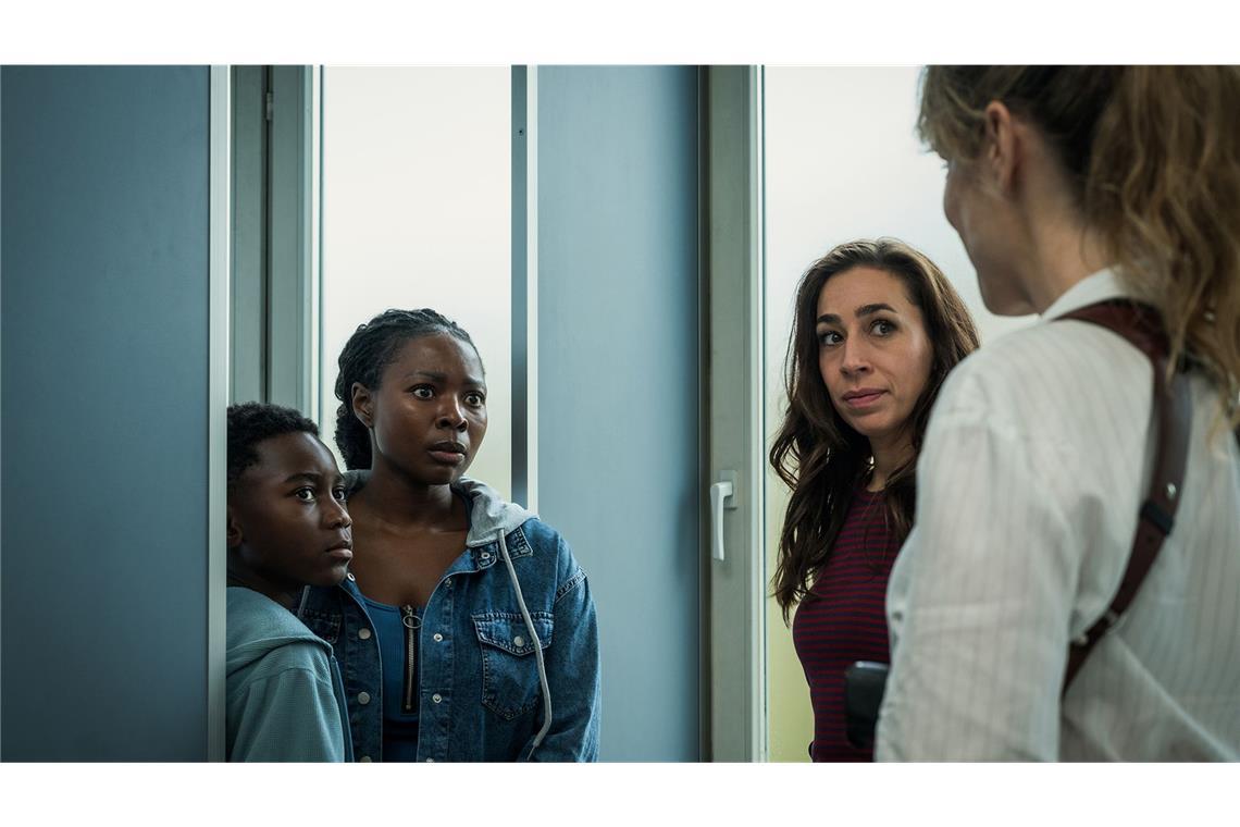 Sind die  beiden in Gefahr? Die Kommissarinnen  Tessa Ott (Carol Schuler, 2.v.r.) und  Isabelle Grandjean (Anna Pieri Zuercher, r.) nehmen Moya Alemu (Nambitha Ben-Mazwi.) und  Yaro Alemu (André Nkot Olinga) sicherheitshalber auf die Wache mit.
